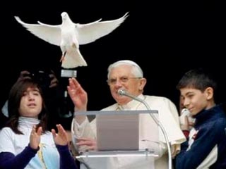 Папа вместе с детьми выпустил в небо белых голубей мира