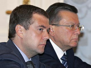 Кремль готов сообразить на троих: Медведев - вместо Путина, Путин - вместо Зубкова, Зубков - вместо Медведева