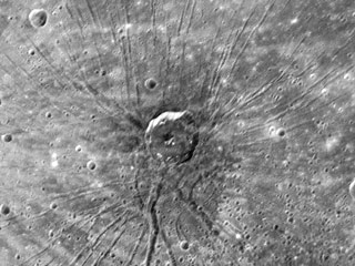 Американское аэрокосмическое агентство NASA распространило новые снимки наименее изученной планеты - Меркурия, на которых изображены образования, которые ученые называют "пауками"