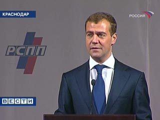Первый вице-премьер и кандидат в президенты РФ Дмитрий Медведев поставил задачу российскому бизнесу - приобретать предприятия за рубежом
