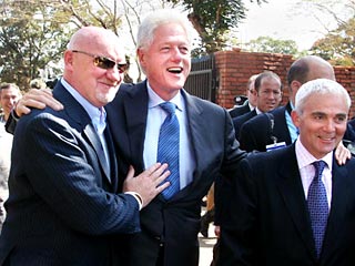 На фото Сэр Том Хантер, Билл Клинтон и Фрэнк Гистра