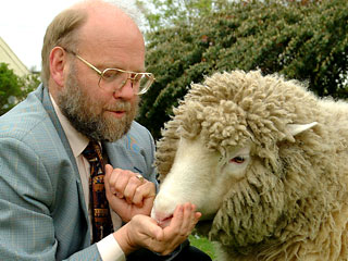 Громкий скандал разразился в Великобритании, когда группа ученых потребовала лишить знаменитого британского биолога профессора Иэна Уилмута, считающегося "отцом" клонированной овцы Долли, рыцарского звания и права именоваться сэром