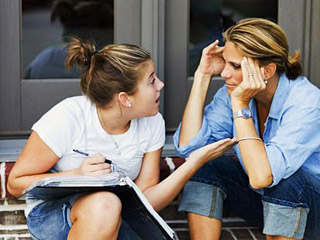 Focus: подростки, взрослея, все чаще стесняются родителей перед сверстниками