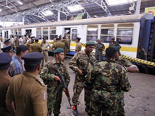 В воскресенье в столице Шри-Ланки Коломбо произошел взрыв на железнодорожной станции, в результате которого погибло 14 человек и более 100 получили ранения