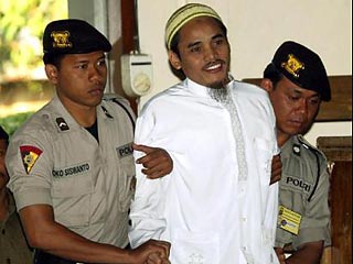 Приговоренные к смерти организаторы теракта на Бали добились пересмотра дела