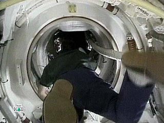Экипаж Международной космической станции (МКС) проводит во вторник тренировку по эвакуации на корабль "Союз"