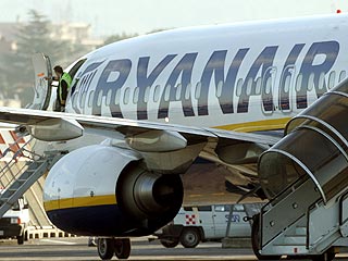 Авиакомпания Ryanair вынуждена заплатить Карле Бруни 60 тысяч евро, решил суд в Париже