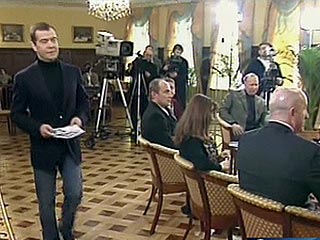 На встречу перед камерами Медведев облачился в черную водолазку и черный пиджак