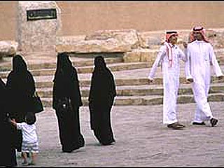 В Саудовской Аравии "контакт" между мужчинами и женщинами, не связанными родственными узами, строго запрещен