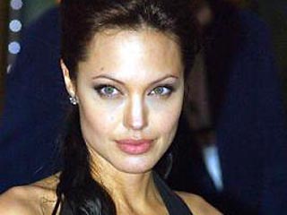 Известная голливудская актриса Анджелина Джоли прибыла в четверг в Ирак в качестве посла доброй воли ООН. Ее поездка в Багдад нацелена на оказание помощи иракским беженцам и вынужденным переселенцам