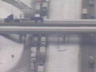 В США из-за плохих погодных условий (снежной бури и дождя) на одном из основных шоссе штата Висконсин оказались заблокированными около 800 автомобилей