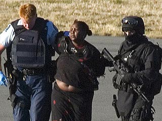 Женщина, летевшая из Бленхейма в Крайстчерч (Новая Зеландия), напала на пилотов с ножом, угрожая взорвать бомбу на борту самолета
