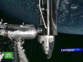 Шаттл Atlantis, который успешно пристыковался сегодня к МКС в 20:17 мск, доставил на орбиту европейский лабораторный модуль Columbus, а также различные грузы и подарки для экипажа станции