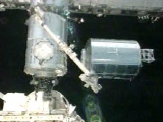 Основной объем работ заключался в подготовке к перемещению и установке нового модуля Columbus на Международной космической станции (МКС)