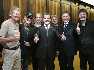 На концерте в честь 15-летия компании "Газпром" в Государственном Кремлевском дворце выступили легендарные Deep Purple, которые спели свой хит Smoke On The Water