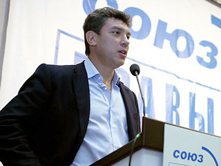 Один из лидеров "Союза правых сил" Борис Немцов заявил о приостановке своего членства в этой партии,