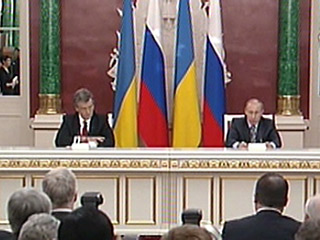 Президент РФ Владимир Путин заявил после переговоров в Кремле с украинским коллегой Виктором Ющенко, что Россия не намерена мешать выстраиванию отношений Украины с НАТО, однако предупредил о негативных последствиях