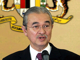 Премьер-министр Малайзии Абдулла Ахмад Бадави распустил парламент страны и призвал провести всеобщие выборы досрочно