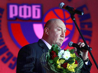 Награда ФИБА в номинации "Национальная федерация, добившейся в 2007 году наибольшего успеха в соревнованиях на уровне сборных" была вручена президенту РФБ Сергею Чернову