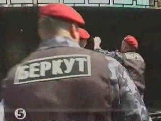 На Украине в ресторане произошла массовая драка между сотрудниками отряда "Беркут" и ГАИ: свыше 100 участников