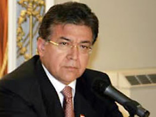 Президент Парагвая Никанор Дуарте Фрутос едва не отравился минеральной водой, которая была смешана с соляной кислотой