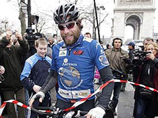 Британец Марк Бомонт побил мировой рекорд в кругосветной велогонке, в одиночку обогнув на велосипеде земной шар за 195 дней - это на 81 день быстрее прежнего рекорда