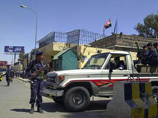 Суд йеменской столицы накануне приговорил двух граждан страны к смертной казни за передачу египетскому посольству ложной информации о подготовке в Йемене группы для проведения терактов