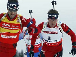 Финишируют норвежцы Эмиль-Эгле Свендсен (справа) и Оле-Эйнар Бьорндален (слева), Максим Чудов