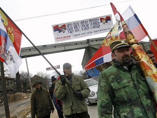 Перед тем как перейти границу с Косово, резервистов (ранее отслуживших в сербской армии), одетых в военную форму, безуспешно пыталась остановить сербская полиция