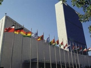 Сотрудница одного из агентств ООН погибла в воскресенье, упав с 19-го этажа штаб-квартиры организации в Нью-Йорке
