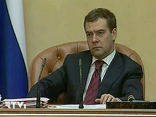 Большинство наблюдателей ожидают, что Медведев поступит по воле своего хозяина: он уже пообещал назначить Путина премьер-министром и сохранить на своем месте людей, которые, по выражению Медведева, являются эффективной командой, созданной нынешним президе