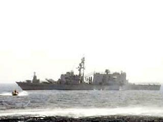 Фрегат ВМС Греции буксирует аварийное российское военное судно к острову Хиос