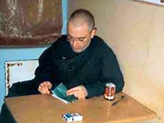 Адвокаты экс-главы ЮКОС Михаила Ходорковского подали кассационную жалобу в Верховный суд РФ на решение областного суда, продлевающее их подзащитному до 2 мая 2008 года срок содержания под стражей в читинском СИЗО