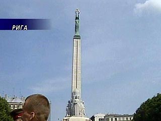 Гражданин Великобритании приговорен к пятидневному заключению за осквернение одного из самых почитаемых в Латвии памятников: он помочился на постамент 42-метровой Статуи Свободы в самом центре Риги