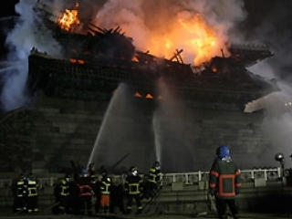 Пожар возник в правительственном здании в центре Сеула, столицы Южной Кореи. Для его тушения прибыли более 50 пожарных машин