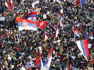 В Белграде десятки тысяч человек собрались на митинг: "Косово - это Сербия"