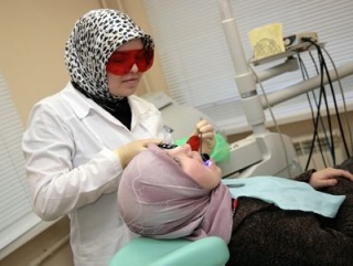 В мусульманской клинике во избежание соблазна женщина-пациентка может выбрать женщину врача