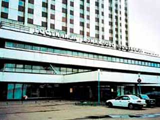 Женщина с шестилетним ребенком выпала из окна 26-го этажа гостиницы "Измайлово" в Москве, спасти их не удалось