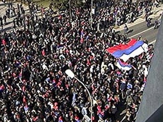 Несколько тысяч демонстрантов в столице Республики Сербской после завершения митинга протеста против одностороннего провозглашения независимости Косово пытались прорваться к американскому консульству, но были остановлены полицией