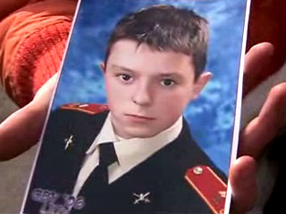 Найденный повешенным курсант Уссурийского суворовского военного училища Илья Сальников был жестоко избит перед смертью - на теле курсанта была кровь, кроме того уже есть показания свидетелей, подтверждающие это