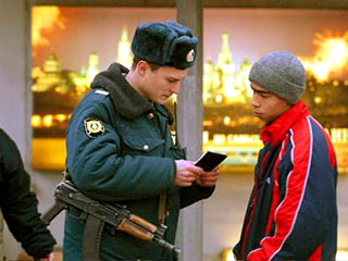 Московские милиционеры придумали новый незаконный способ борьбы с проявлениями ксенофобии: повальное фотографирование и дактилоскопирование молодежи
