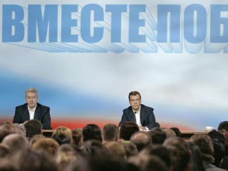 Кандидат в президенты Дмитрий Медведев единственный раз выступил перед избирателями - свой однодневный отпуск, осуществляя своеобразную "артподготовку" к выборам 2 марта, он проводит в Нижнем Новгороде