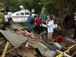 В столице Чили самолет рухнул на футбольное поле: 8 погибших