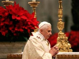 Папа обратился к священникам с призывом "служить литургию с достоинством"