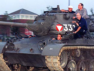 Губернатор Калифорнии Арнольд Шварценеггер будет катать на танке, которым он управлял во время службы в австрийской армии, школьников Лос-Анджелеса