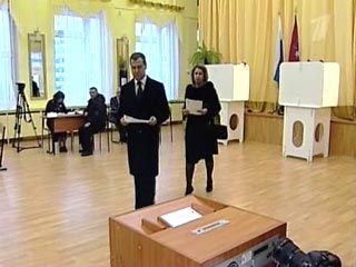 Первый вице-премьер РФ, кандидат на пост президента России Дмитрий Медведев проголосовал на выборах главы государства. Опустив бюллетень для голосования, он признался журналистам, что настроение у него хорошее