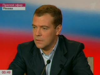 Дмитрий Медведев ночью в понедельник в своем избирательном штабе провел первую пресс-конференцию после очевидного избрания на пост президента России