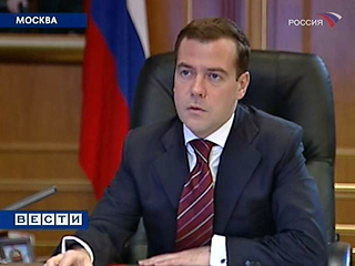 С одной стороны, Медведев достаточно серьезная фигура, и он может не согласиться на сугубо церемониальную роль в Кремле, прогнозируют аналитики