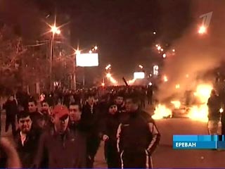 Во время беспорядков в Ереване 36 машин и автобусов сожжено
