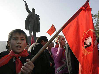 В столице Таджикистана снесли последний памятник Ленину. Коммунисты сердятся